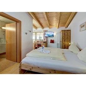 Wanderhotel: Ländliche Doppelzimmer mit Balkon und geräumigen Badezimmern - Berghotel Jaga Alm 