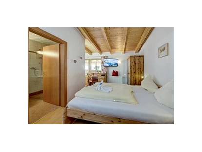 Wanderurlaub - Fahrstuhl - Ländliche Doppelzimmer mit Balkon und geräumigen Badezimmern - Berghotel Jaga Alm