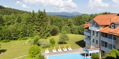 Wanderurlaub - Fahrstuhl - Bayern - Hotel von hinten mit Außenpool - Hotel Ahornhof