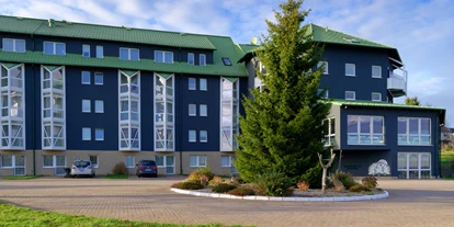 Wanderurlaub - Fahrstuhl - Hotelfront - Hotel Kammweg am Rennsteig