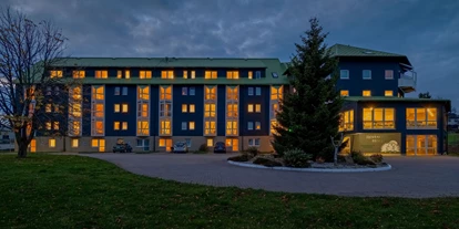 Wanderurlaub - Fahrstuhl - Hotel am Abend - Hotel Kammweg am Rennsteig