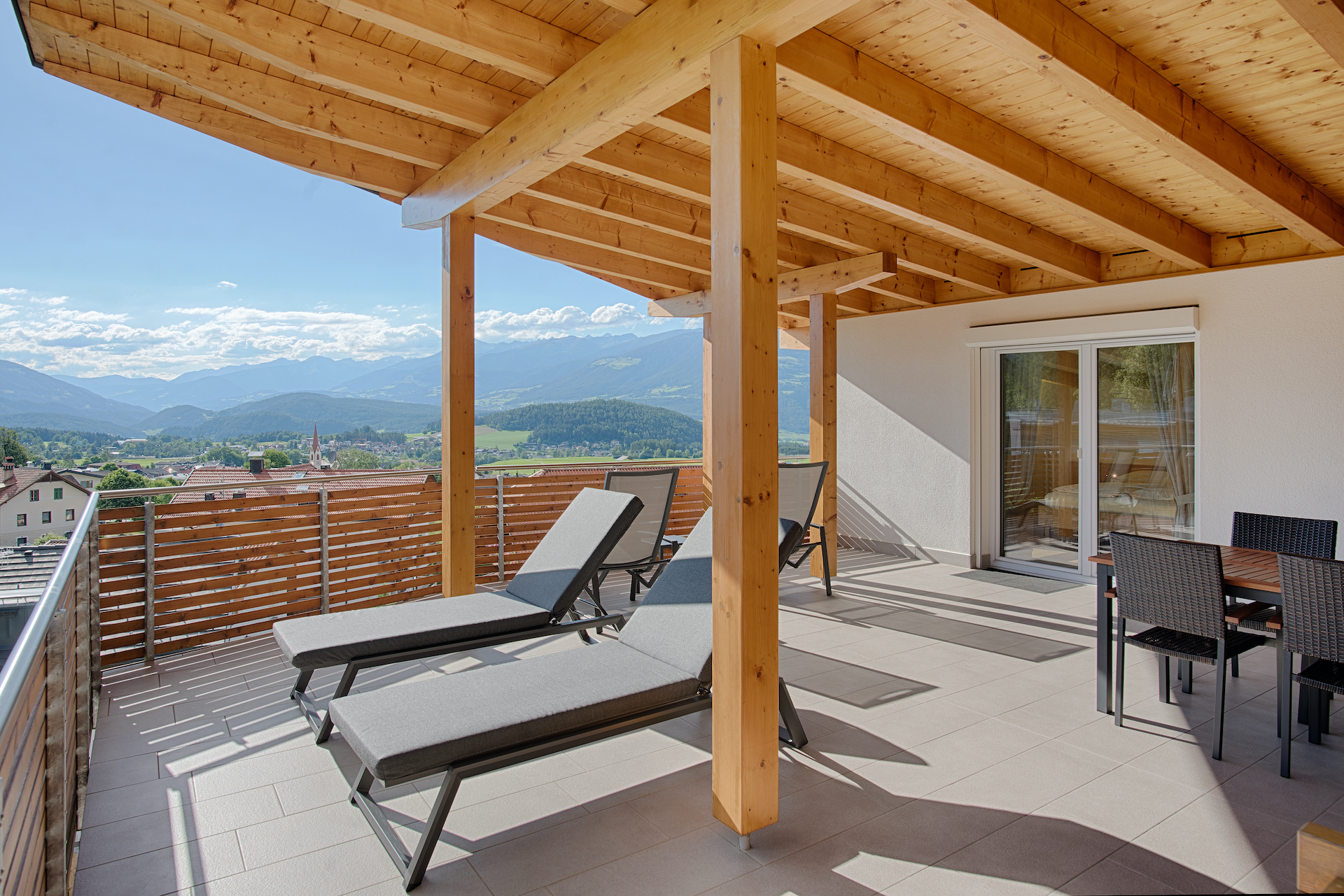 Wanderurlaub - Niederdorf (Trentino-Südtirol) - Relaxen auf der großen Dachterrasse - Appartements Andreas ****