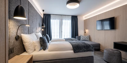 Wanderurlaub - Pools: Schwimmteich - Zimmeransicht - Ski & Bike Hotel Wiesenegg