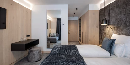 Wanderurlaub - Pools: Schwimmteich - Zimmeransicht - Ski & Bike Hotel Wiesenegg
