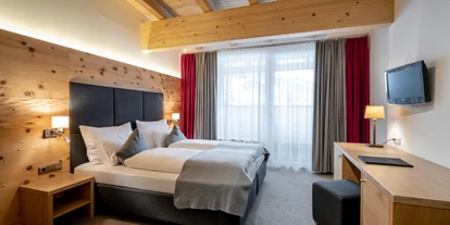 Wanderurlaub - Pools: Schwimmteich - Zimmeransicht - Ski & Bike Hotel Wiesenegg