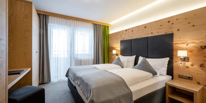 Wanderurlaub - Pools: Schwimmteich - Zimmeransicht - Ski & Bike Hotel Wiesenegg