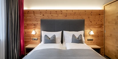 Wanderurlaub - Pools: Schwimmteich - Zimmeransicht - Ski & Bike Hotel Wiesenegg