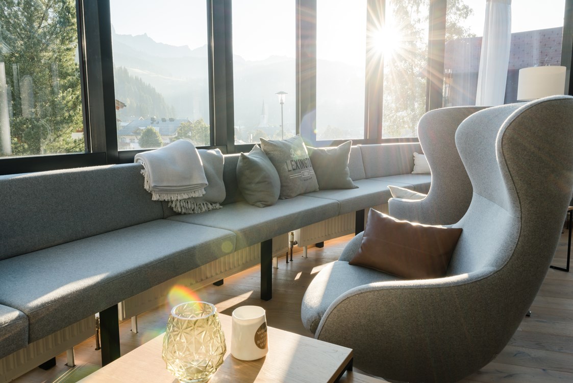 Wanderhotel: Lounge mit Blick auf den Dachstein - meiZeit Lodge