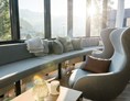 Wanderhotel: Lounge mit Blick auf den Dachstein - meiZeit Lodge