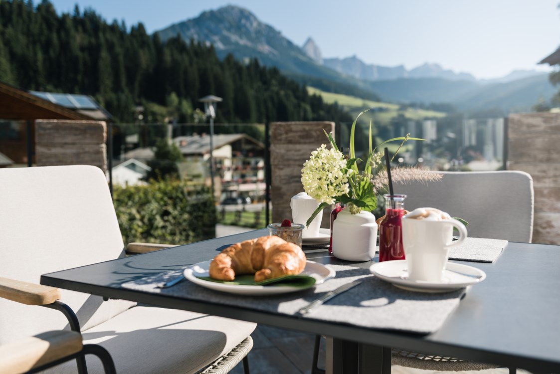 Wanderhotel: Frühstück auf der Terrasse mit Panoramablick - meiZeit Lodge