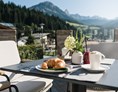 Wanderhotel: Frühstück auf der Terrasse mit Panoramablick - meiZeit Lodge