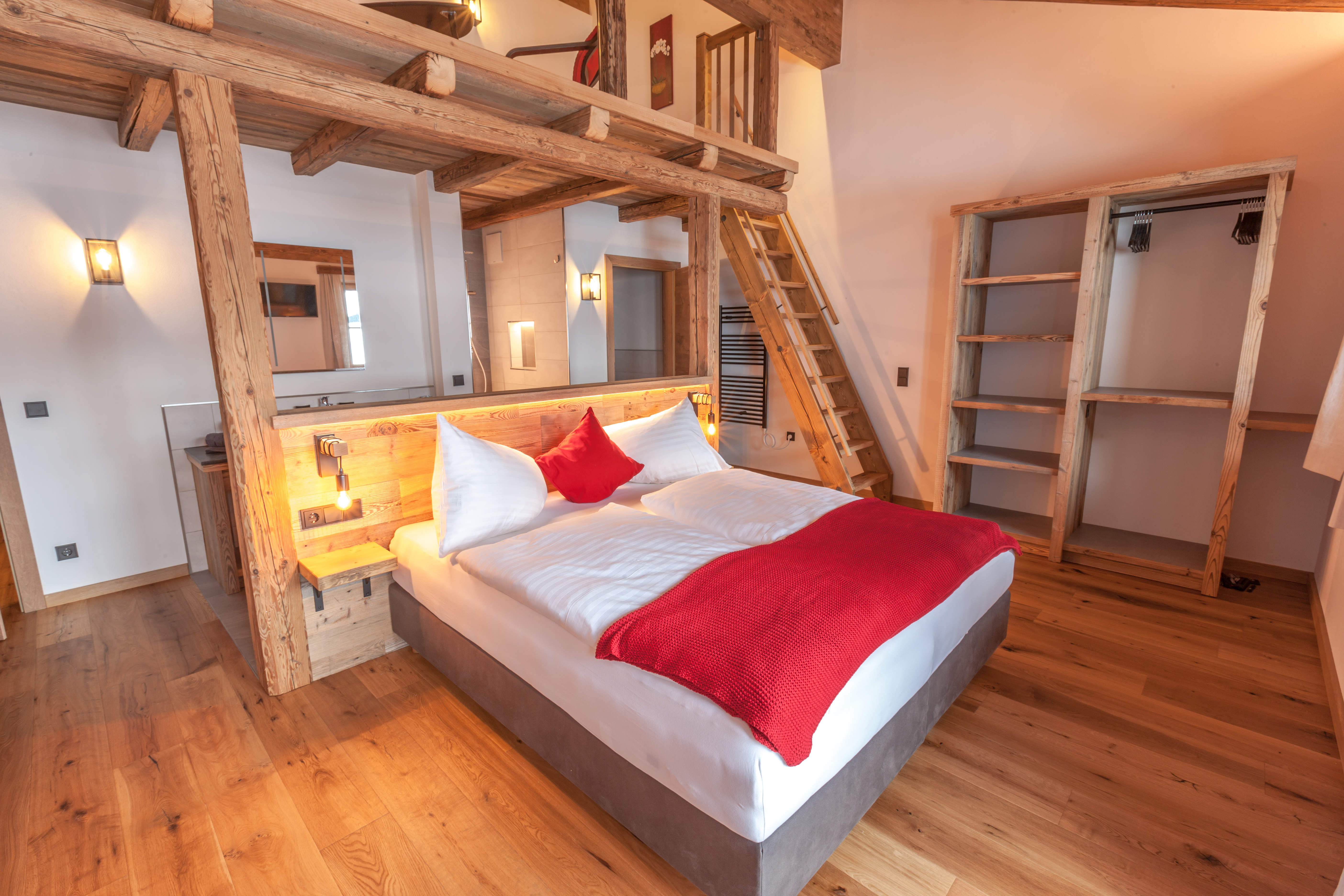 Wanderhotel: Schlafzimmer mit offenen Badezimmer im Chalet Sepp - Chalet Marolden