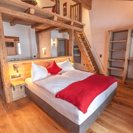 Wanderhotel: Schlafzimmer mit offenen Badezimmer im Chalet Sepp - Chalet Marolden