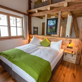 Wanderhotel: Schlafzimmer mit offenen Badezimmer im Chalet Sepp - Chalet Marolden