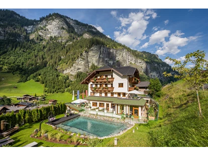 Wanderurlaub - Fahrstuhl - Aussenansicht mit Hüttschlager Wand - Naturhotel Huettenwirt