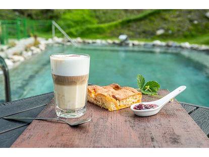 Wanderurlaub - Fahrstuhl - www.huettenwirt.com, Naturpool
mit dem neuen Hotelgarten - Naturhotel Huettenwirt