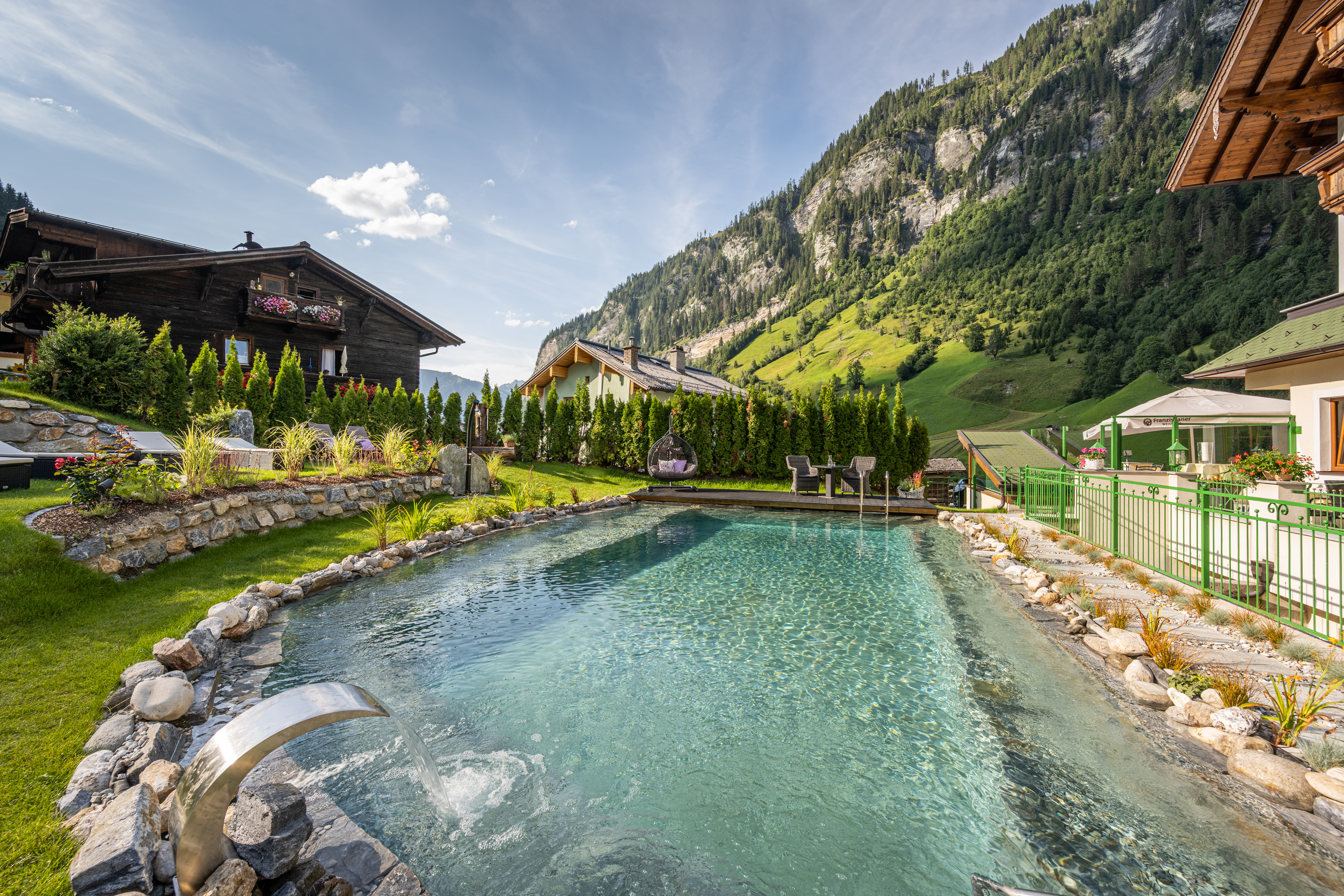 Wanderhotel: www.huettenwirt.com, Relaxen am Naturpool - Naturhotel Huettenwirt