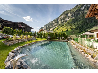Wanderurlaub - Fahrstuhl - www.huettenwirt.com, Relaxen am Naturpool - Naturhotel Huettenwirt