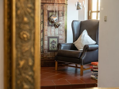Wanderurlaub - Fahrstuhl - unser tolles Treppenhaus mit freigelegter Schiefer-Gneisstenmauer - Naturhotel Huettenwirt