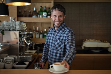Wanderhotel: Kaffeegenuss in der Kaminlounge - Hotel Schranz 