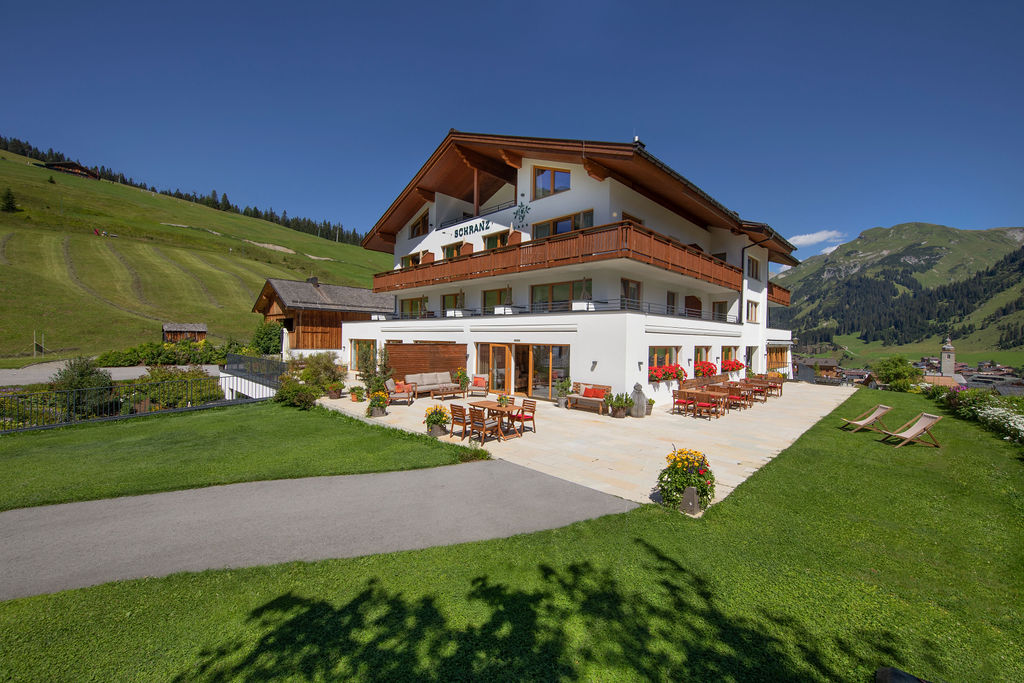 Wanderhotel: Außenbereich mit Garten mitten im Wanderparadies - Hotel SUNORA