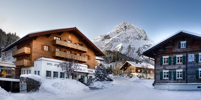 Wanderurlaub - Bach (Bach) - Winterfassade - Hotel Gotthard