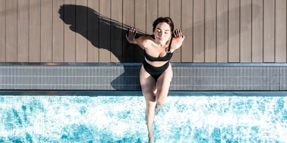 Wanderurlaub - Pools: Schwimmteich - Hotel Damülser Hof - Wellness & Spa