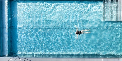 Wanderurlaub - Pools: Schwimmteich - Hotel Damülser Hof - Wellness & Spa