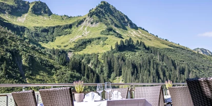 Wanderurlaub - Pools: Schwimmteich - Hotel Damülser Hof - Wellness & Spa