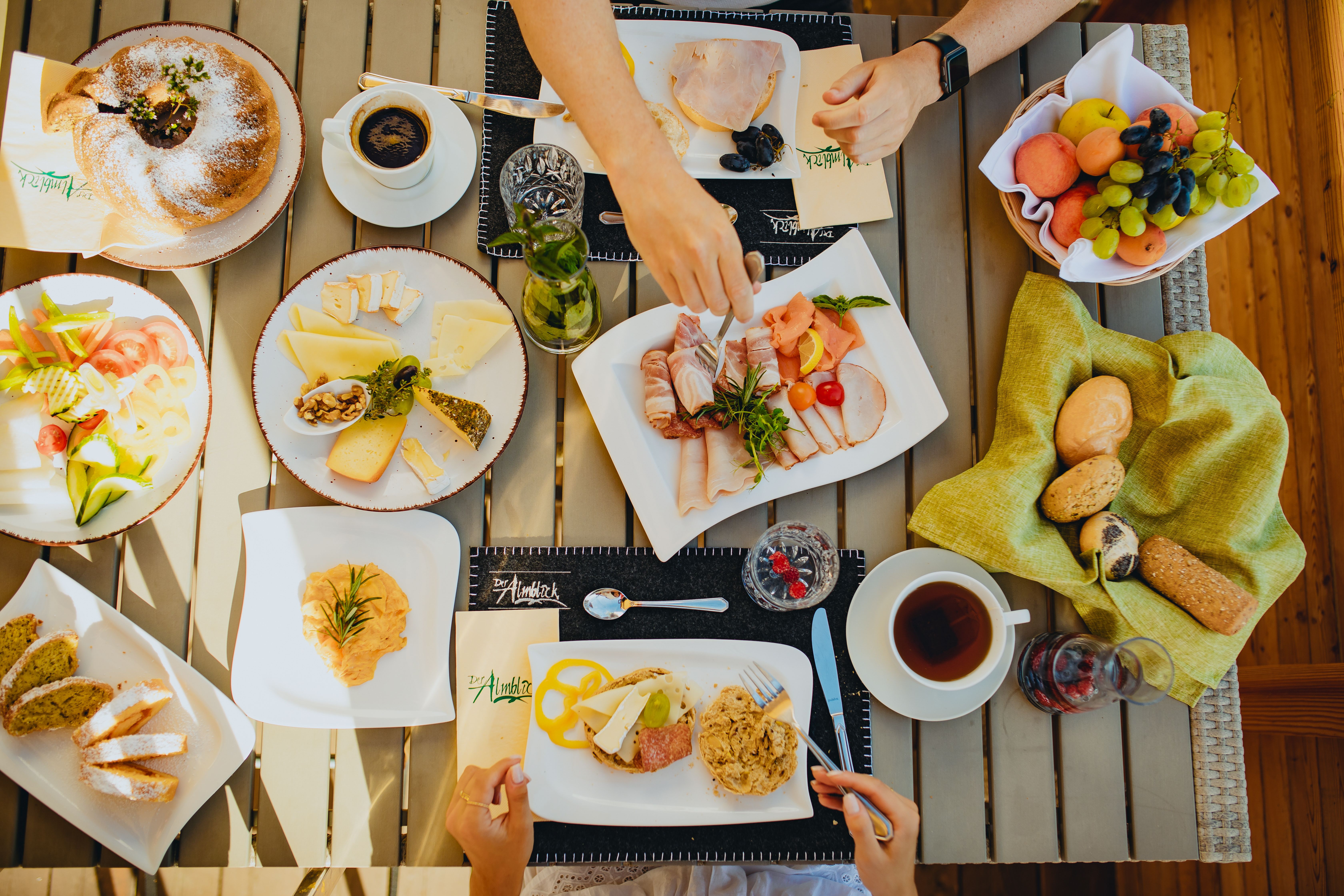 Wanderhotel: Frühstück auf der Terrasse  - Der Almblick****