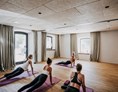 Wanderhotel: Mehrmals wöchentlich offene Yogaklassen in unserem Studio B. - Hotel Bären Bregenzerwald
