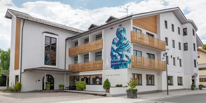 Wanderurlaub - Fahrstuhl - Bayern - Außenansicht Hotel Antoniushof - Wellnesshotel Antoniushof