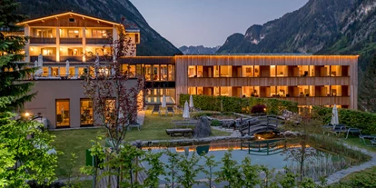 Wanderurlaub - Pools: Schwimmteich - Alpenhotel Zimba