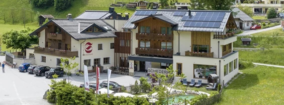 Wanderhotel: Hotel Schiederhof **** Großarl
Wir sind Heidi und Markus mit Sarah und Julia und freuen uns darauf, Dich bei uns im Familienbetrieb Hotel Schiederhof begrüßen zu dürfen. Unsere größte Priorität ist, dass sich unsere Gäste rundum wie zu Hause fühlen, denn bei uns wird nicht nur Regionalität, sondern auch Gastfreundschaft großgeschrieben. Genieße Deine freien Tage bei uns im Großarltal und lass den Alltagsstress hinter Dir, so wird Dein Aufenthalt bei uns garantiert zum unvergesslichen Urlaubserlebnis! - Hotel Schiederhof