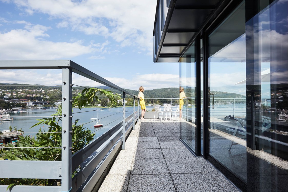 Wanderhotel: In der Panoramasauna auf der Dachterrasse den Blick auf die Veldener Bucht genießen. - Boutiquehotel OGRIS AM SEE 
