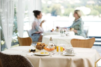 Wanderhotel: Frühstück mit regionalen und biologischen Produkten im Wintergarten am See - Boutiquehotel OGRIS AM SEE 