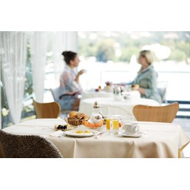 Wanderhotel: Frühstück mit regionalen und biologischen Produkten im Wintergarten am See - Boutiquehotel OGRIS AM SEE 