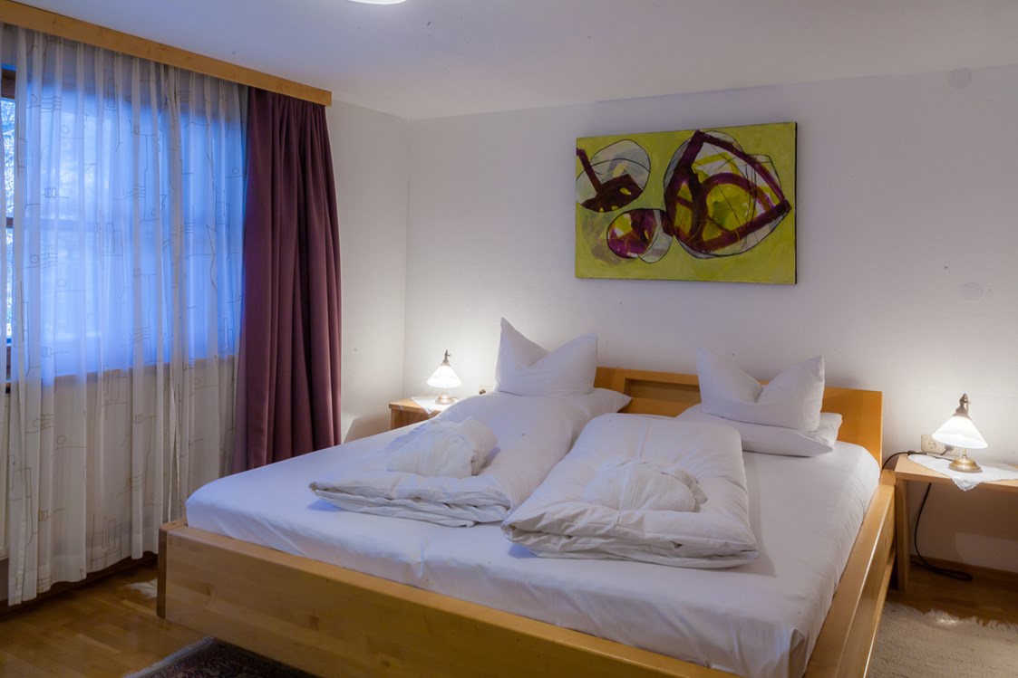 Wanderhotel: Schlafzimmer mit Zirbenbett in der Suite Deluxe - Bio-Hotel Saladina