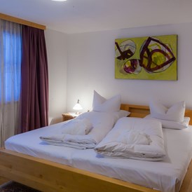 Wanderhotel: Schlafzimmer mit Zirbenbett in der Suite Deluxe - Bio-Hotel Saladina