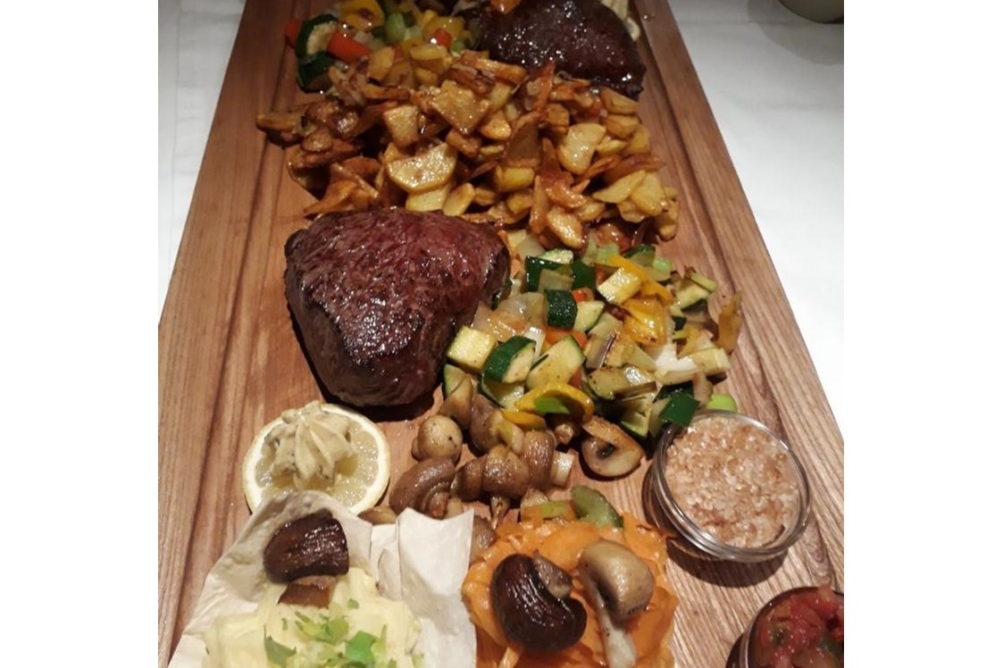 Wanderhotel: Kobe Steak am Tisch tranchiert - Bio-Hotel Saladina