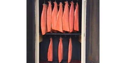 Wanderurlaub - Klassifizierung: 3 Sterne - Die hauseigene Räucherei, hier: Wild-Sokeye-Lachs aus der Biozucht in Kanada - Bio-Hotel Saladina