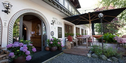 Wanderurlaub - Klassifizierung: 3 Sterne - Aussenansicht mit Terrasse - Bio-Hotel Saladina