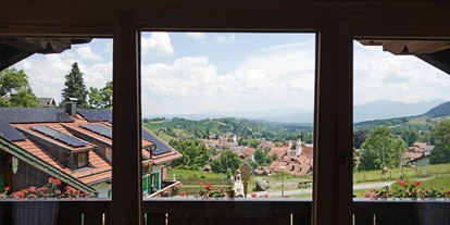 Wanderurlaub - Fahrstuhl - Bayern - Sommer im moor&mehr. Der Blick vom Hotel in die ferne Bergwelt.  - moor&mehr Bio-Kurhotel