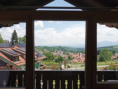 Wanderhotel: Sommer im moor&mehr. Der Blick vom Hotel in die ferne Bergwelt.  - moor&mehr Bio-Kurhotel