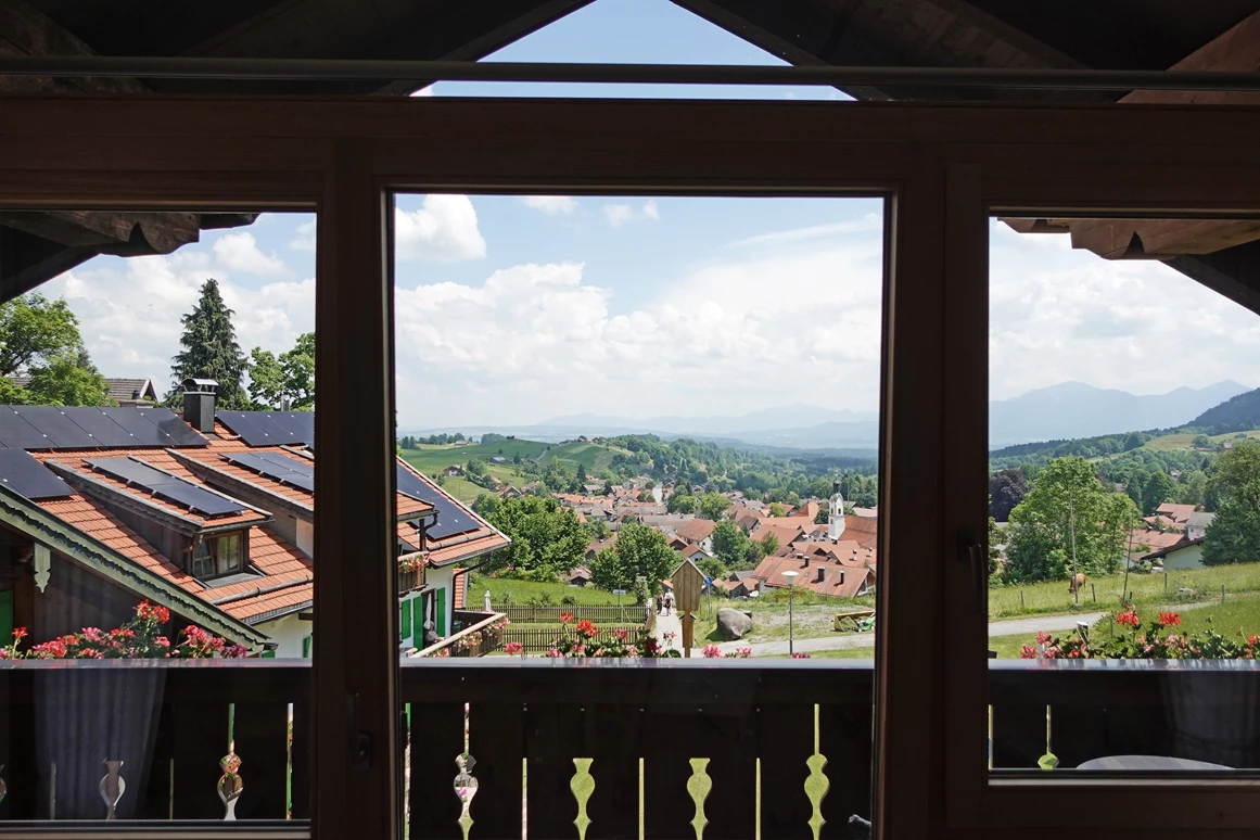 Wanderhotel: Sommer im moor&mehr. Der Blick vom Hotel in die ferne Bergwelt.  - moor&mehr Bio-Kurhotel