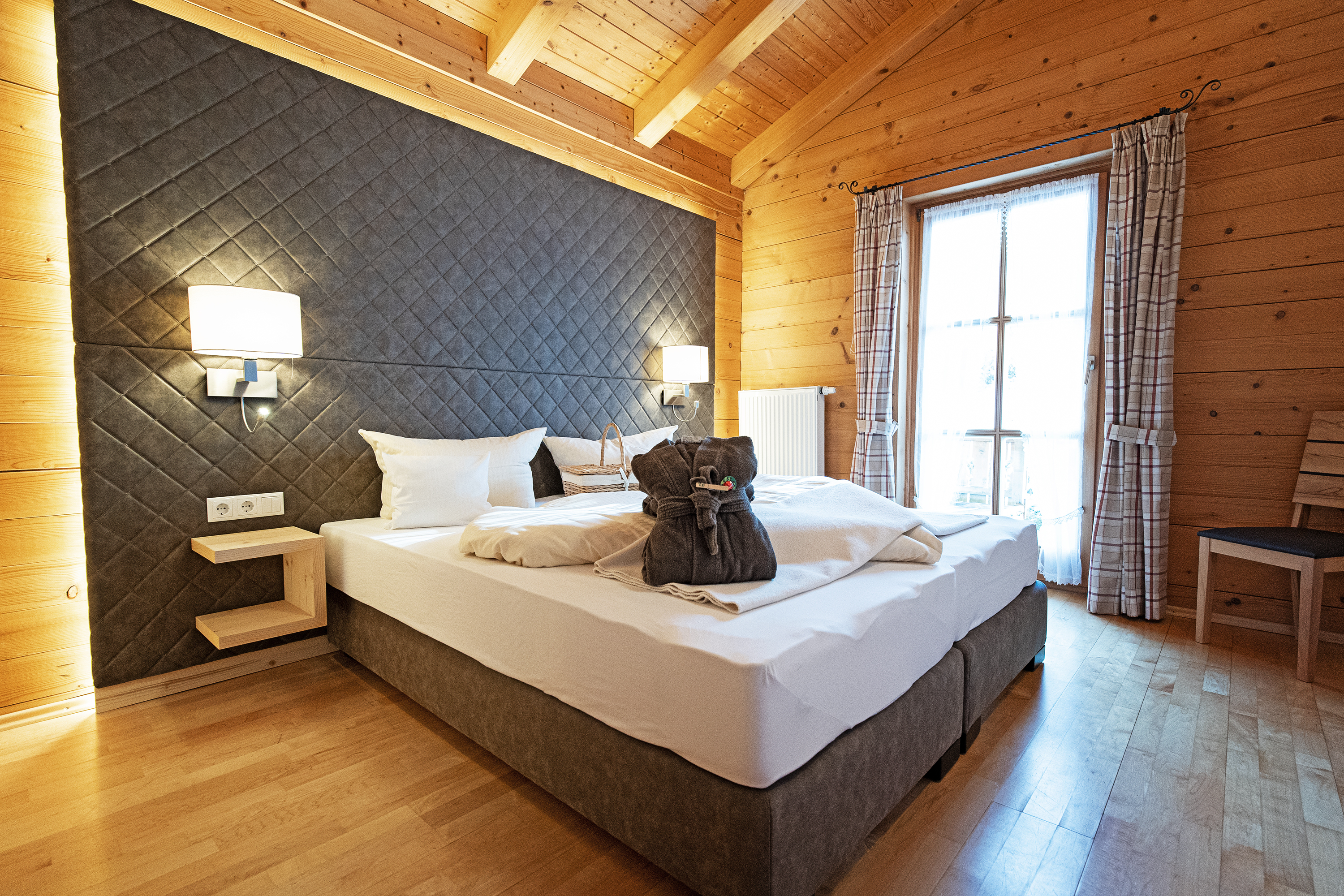 Wanderurlaub - Hotel-Schwerpunkt: Wandern & Kulinarik - Schwangau - Warme Holztöne in unserer Bio-Chalet-Suite Edelkastanie. - moor&mehr Bio-Kurhotel