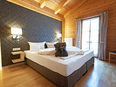 Wanderhotel: Warme Holztöne in unserer Bio-Chalet-Suite Edelkastanie. - moor&mehr Bio-Kurhotel