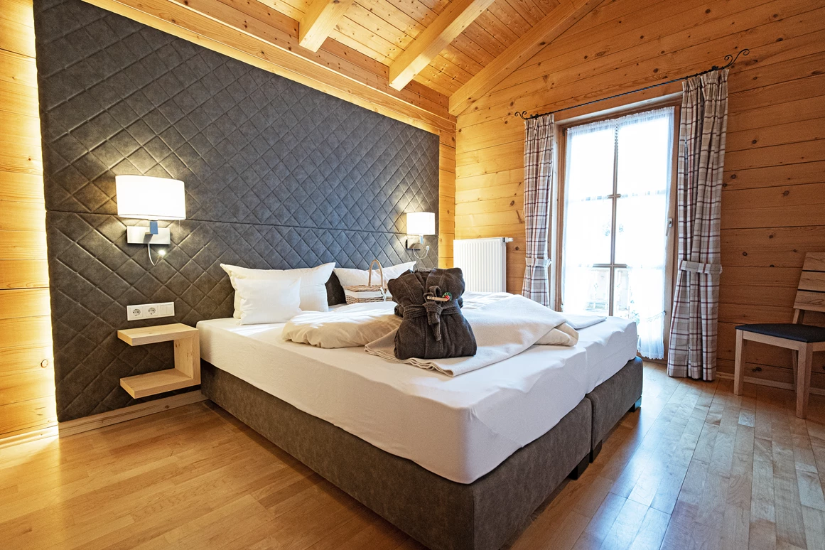 Wanderhotel: Warme Holztöne in unserer Bio-Chalet-Suite Edelkastanie. - moor&mehr Bio-Kurhotel