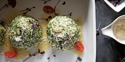 Wanderurlaub - Fahrstuhl - Bayern - Einfach. Gut. Bio. Unsere Bio-Vitalküche lockt frischen mit Fleisch-, Fisch- und vegetarische Köstlichkeiten. Saisonal und lecker. - moor&mehr Bio-Kurhotel