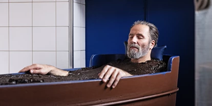 Wanderurlaub - Fahrstuhl - Bayern - Für eine perfekte Regeneration. Ein Bad in unserem einzigartigen Bergkiefern-Hochmoor. - moor&mehr Bio-Kurhotel